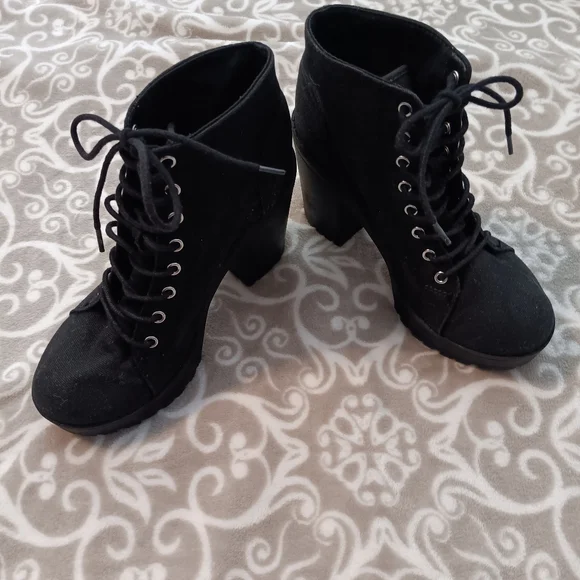 Boots size 7 - Picture 2 of 7